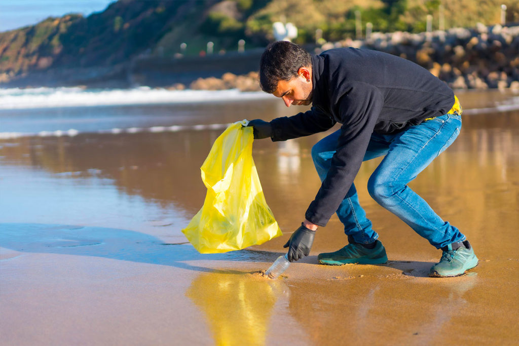 Bénévole engagé dans une action de nettoyage d'une plage, Crédit imageBROKER.com/SIPA
