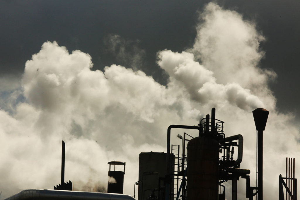 Les fumees rejetees par les usines contiennent des Gaz acides toxiques qui retombent avec les pluies. Elles participent a la degradation de la couche d ozone et a l augmentation du CO2 dans l air. Crédit Patrick Siccoli/SIPA