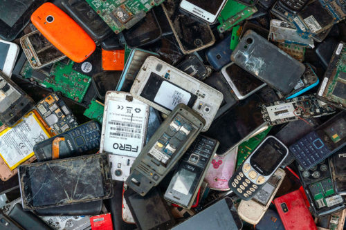 Recyclage de téléphones portables vendus pour pièces, Crédit Muntaka Chasant/Shutterstock/SIPA