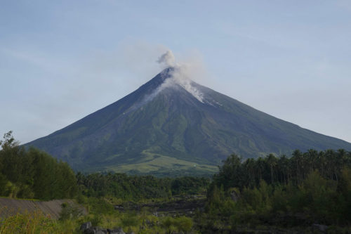 Le volcan Mayon vu de la ville de Daraga, au nord-est des Philippines, Crédit Aaron Favila/AP/SIPA