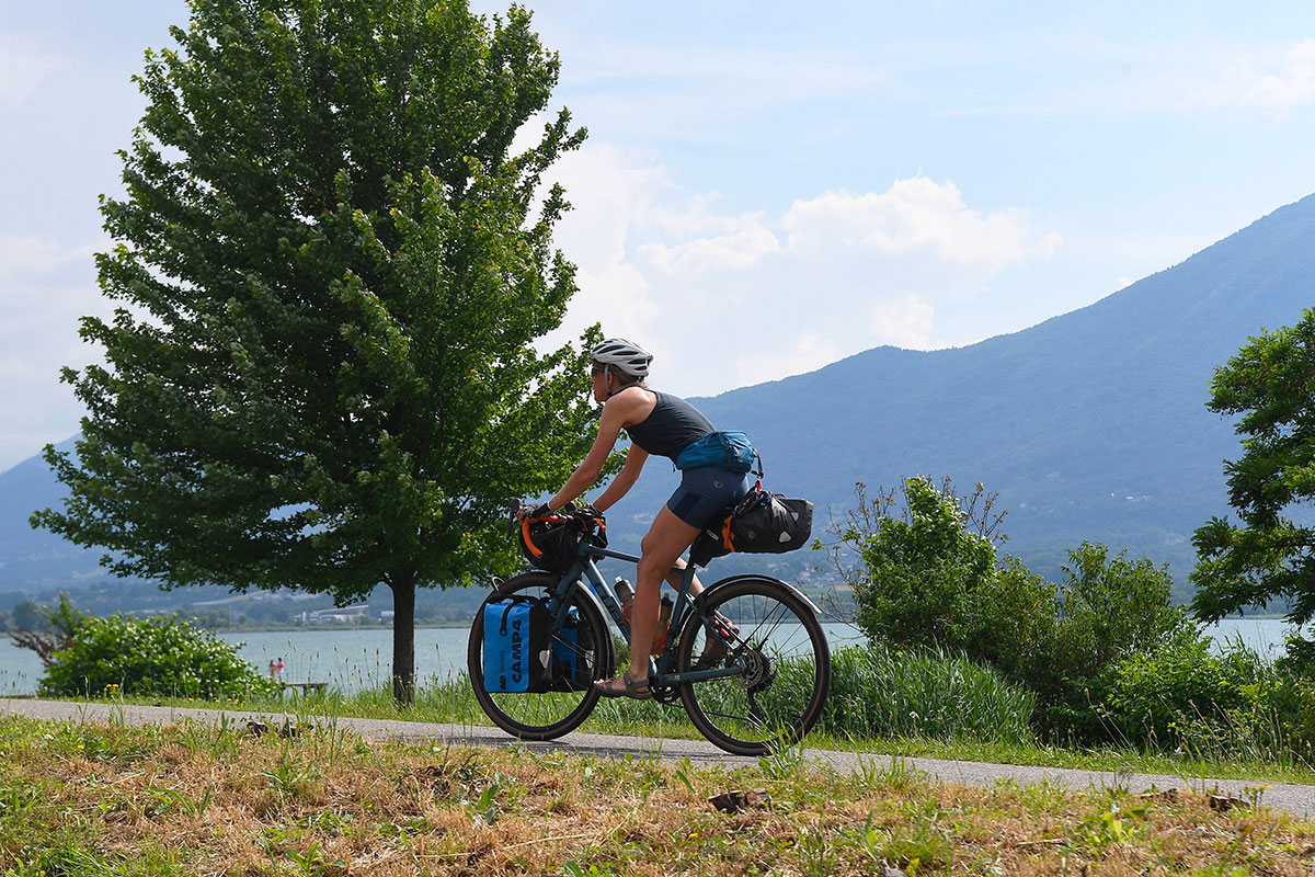 Balade à vélo au bord du lac d’Aix Les Bains, en Savoie. Crédit Crédit : Mourad Allili / SIPA