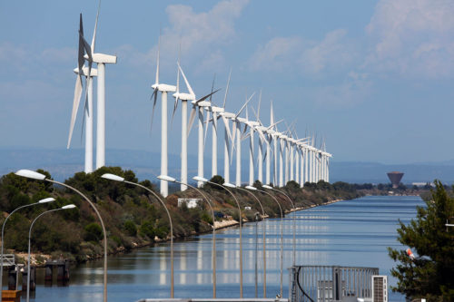 25 éoliennes de 75m de hauteur sont installées à Port Saint Louis de Rhône le long du canal du Rhône. Elles produisent de l’électricité pour 60 000 personnes, Crédit Patrick SICCOLI/SIPA