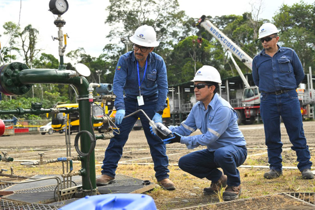 Des techniciens de la société d'État Petroecuador prélèvent des échantillons de pétrole brut, Crédit Rodrigo Buendia/AFP