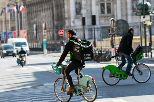Livreurs a vélo à Paris, Crédit ROMUALD MEIGNEUX/SIPA