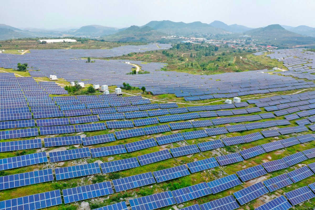 Installation de panneaux solaires en Chine, Crédit NICOLAS LIPONNE / HANS LUCAS VIA AFP