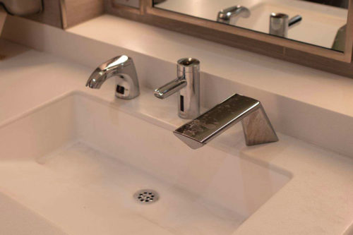 Lavabo dans une salle de bains, Crédit MediaPunch/Shutterstock/SIPA