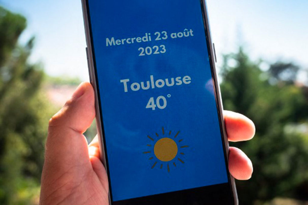 Un téléphone indique une température de 40 degrés à Toulouse. Crédit ADRIEN NOWAK / HANS LUCAS / HANS LUCAS VIA AFP