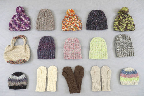 Chapeaux et autres articles produits par une marque de tricot, Crédit Mitsuru Tamura/AP/SIPA