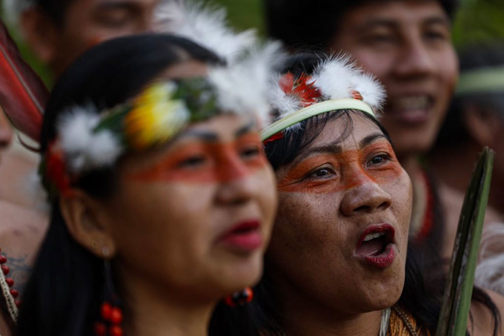 Des membres de la communauté autochtone Waorani manifestent pour la paix et pour la nature