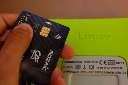 Un compteur d'électricité intelligent Linky et une carte bancaire. Crédit Romain Doucelin / HANS LUCAS via AFP