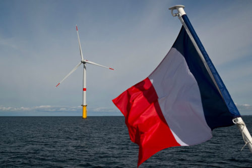 Le premier parc éolien offshore français au large des côtes de la Turballe, dans l'Ouest de la France, photographié le 30 septembre 2022. Le parc éolien, composé de 80 éoliennes, fournira 480 MW, avec un investissement de 2 milliards d'euros.Crédit Damien MEYER / AFP