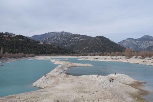 Un niveau d'eau très bas sur Lac du Broc dans les Alpes-Maritimes en France en 2022