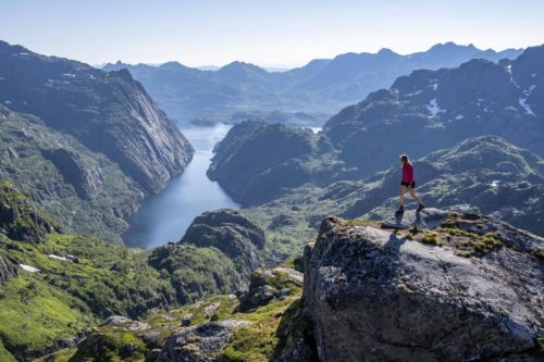 Une randonneuse dans les montagnes de Trollfjord Hytta en Norvège