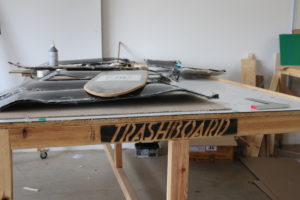 Trashboard produit les premiers skateboards en carton recyclé
