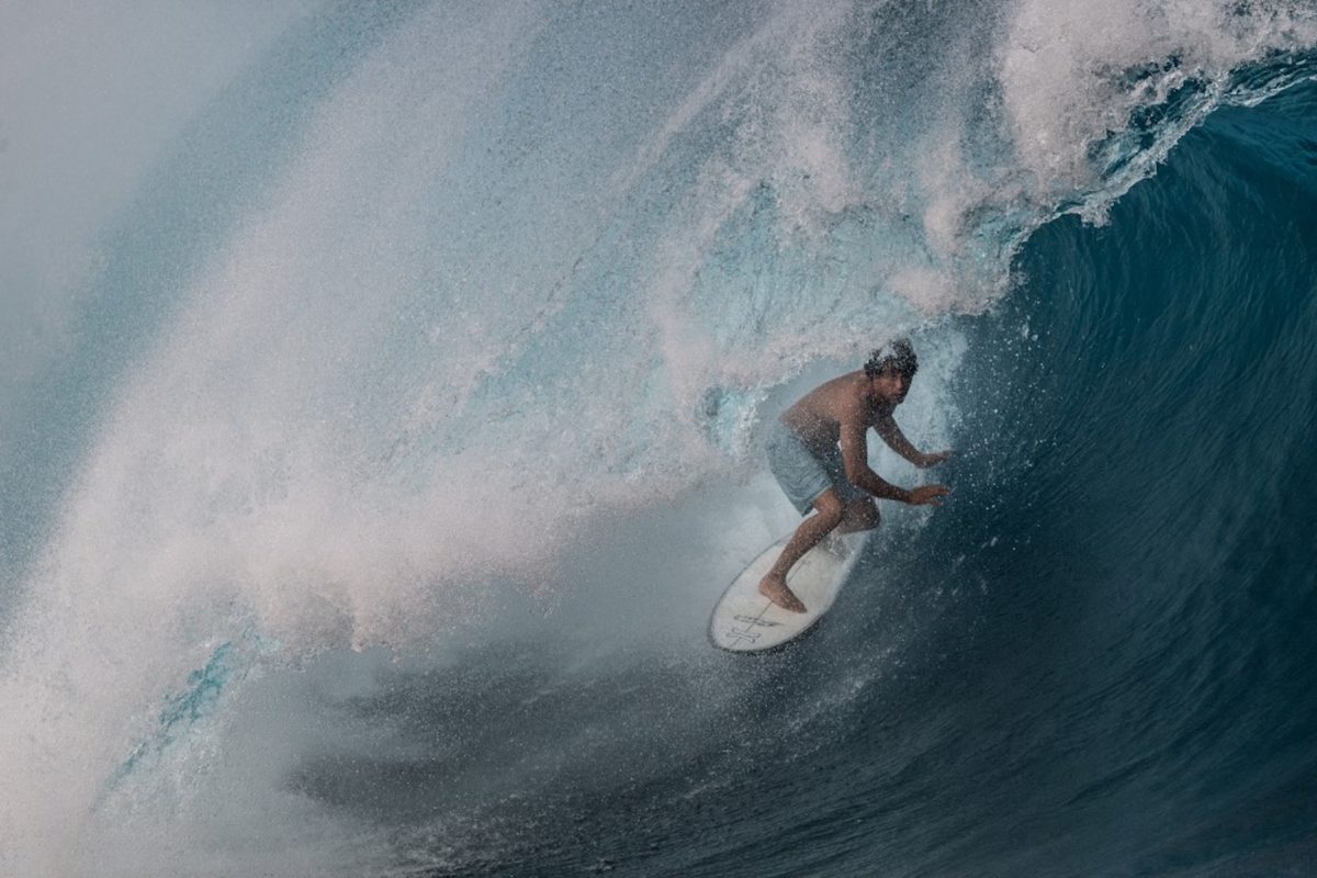 Matahi Drollet surfe une vague à Teahupo'o à Tahiti en août 2023