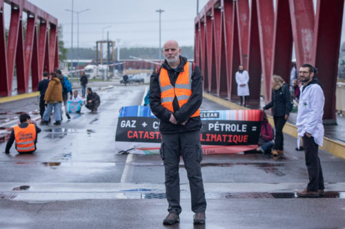 Des militants de Scientifiques en Rebellion et Extinction Rebellion bloquaient, en mai dernier, une écluse du port du Havre pour protester contre la création d'un terminal flottant GNL par Total Energie. Crédit Edouard Monfrais-Albertini / Hans Lucas.