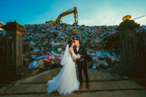 Iris Hsueh et son fiancé devant un monticule de déchets, Crédit AFP