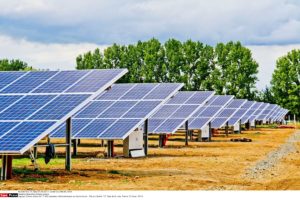 Champ solaire de 17 000 panneaux photovoltaïques sur la commune Fille sur Sarthe dans le 72 Pays de la Loire en France, le 07 Août 2014 Crédit : GILE MICHEL/SIPA