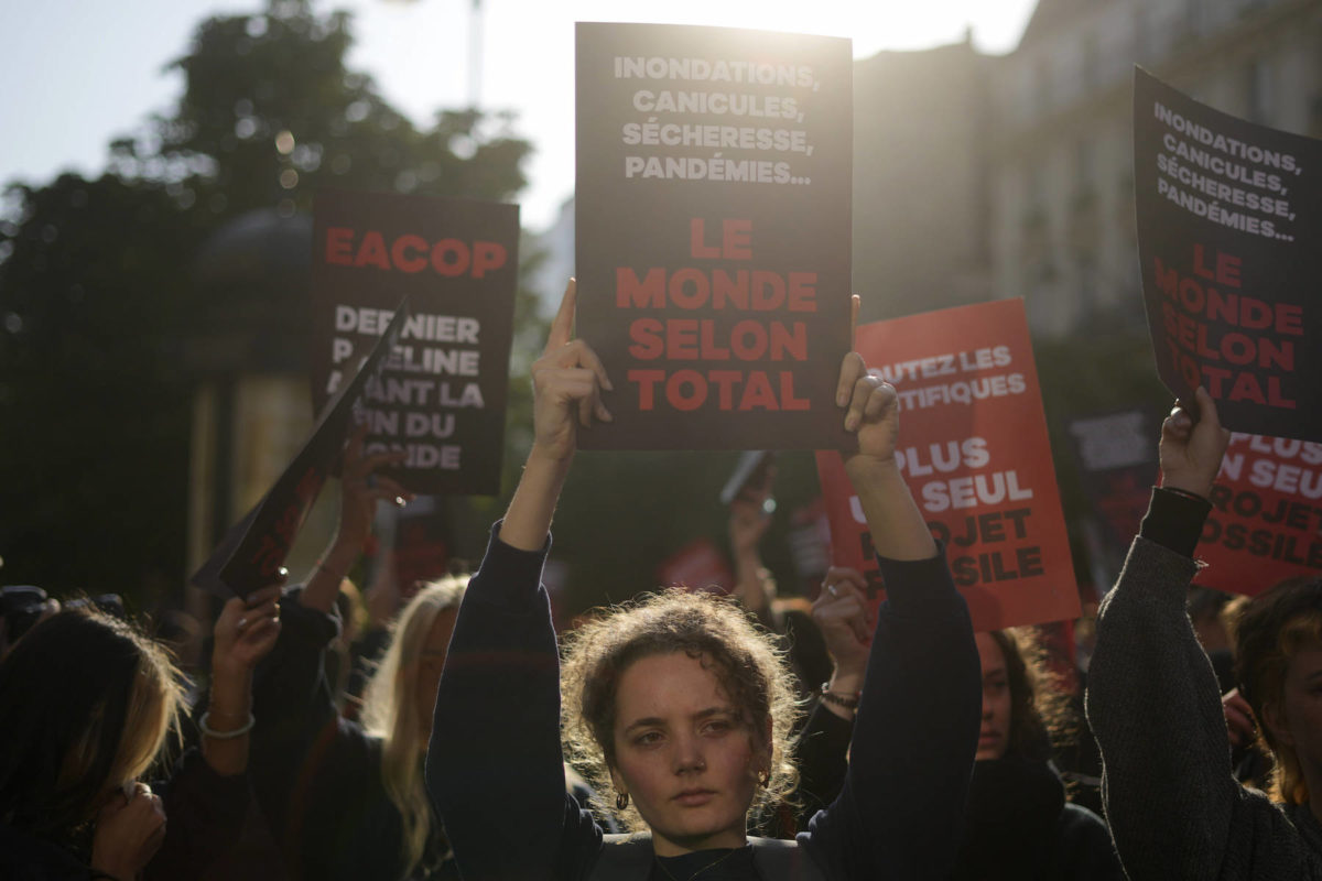 Des militants écologistes manifestent avant l'assemblée générale annuelle des actionnaires du géant français du pétrole et du gaz TotalEnergies, le vendredi 26 mai 2023 à Paris