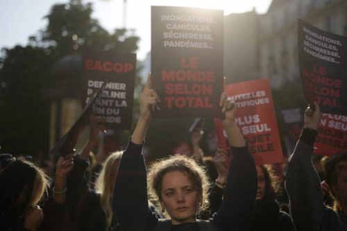 Des militants écologistes manifestent avant l'assemblée générale annuelle des actionnaires du géant français du pétrole et du gaz TotalEnergies, le vendredi 26 mai 2023 à Paris
