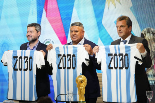 Le ministre argentin de l'Économie Sergio Massa, le président de la Fédération argentine de football Claudio Tapia et le ministre argentin des Sports Matias Lammens après l’annonce de la FIFA
