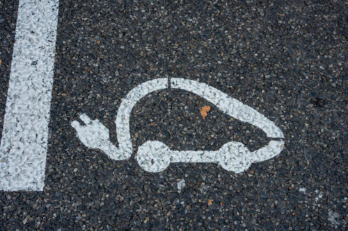 Logo pour indiquer une place de parking réservée aux voitures électriques avec borne de recharge. Crédit JEAN-MARC BARRERE / HANS LUCAS VIA AFP