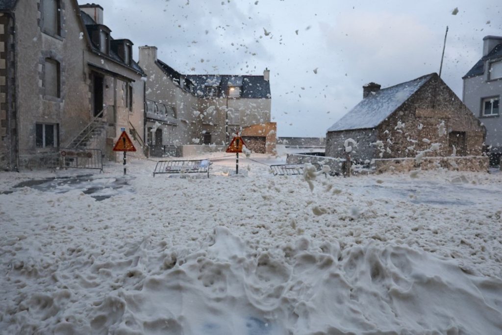 À Penmarc'h, en Bretagne, les habitants se sont réveillés sous une « mer d’écume » qui a envahi les rues. Crédit : Fred Tanneau / AFP