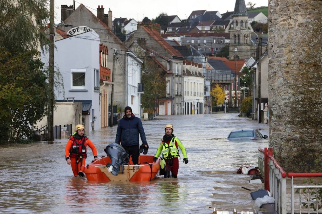 À cause des inondations, la vie de plusieurs communes du Pas-de-Calais est mise sur pause. Les paysages sont figés, la plupart des écoles sont fermées et personne ne circule