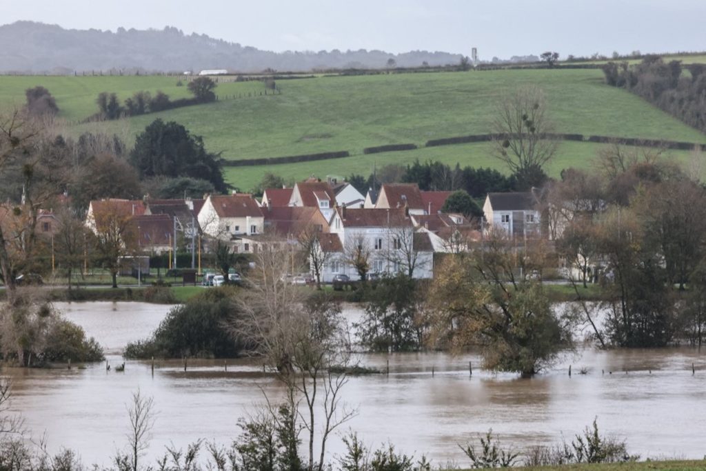 Le 7 novembre 2023, la commune d’Isques du nord de la France, est sous les eaux. Alors que la Liane et l'Aa ont atteint des niveaux exceptionnels autour de Boulogne-sur-Mer et Saint-Omer, des dizaines de communes ont été touchées par des inondations dans le Pas-de-Calais
