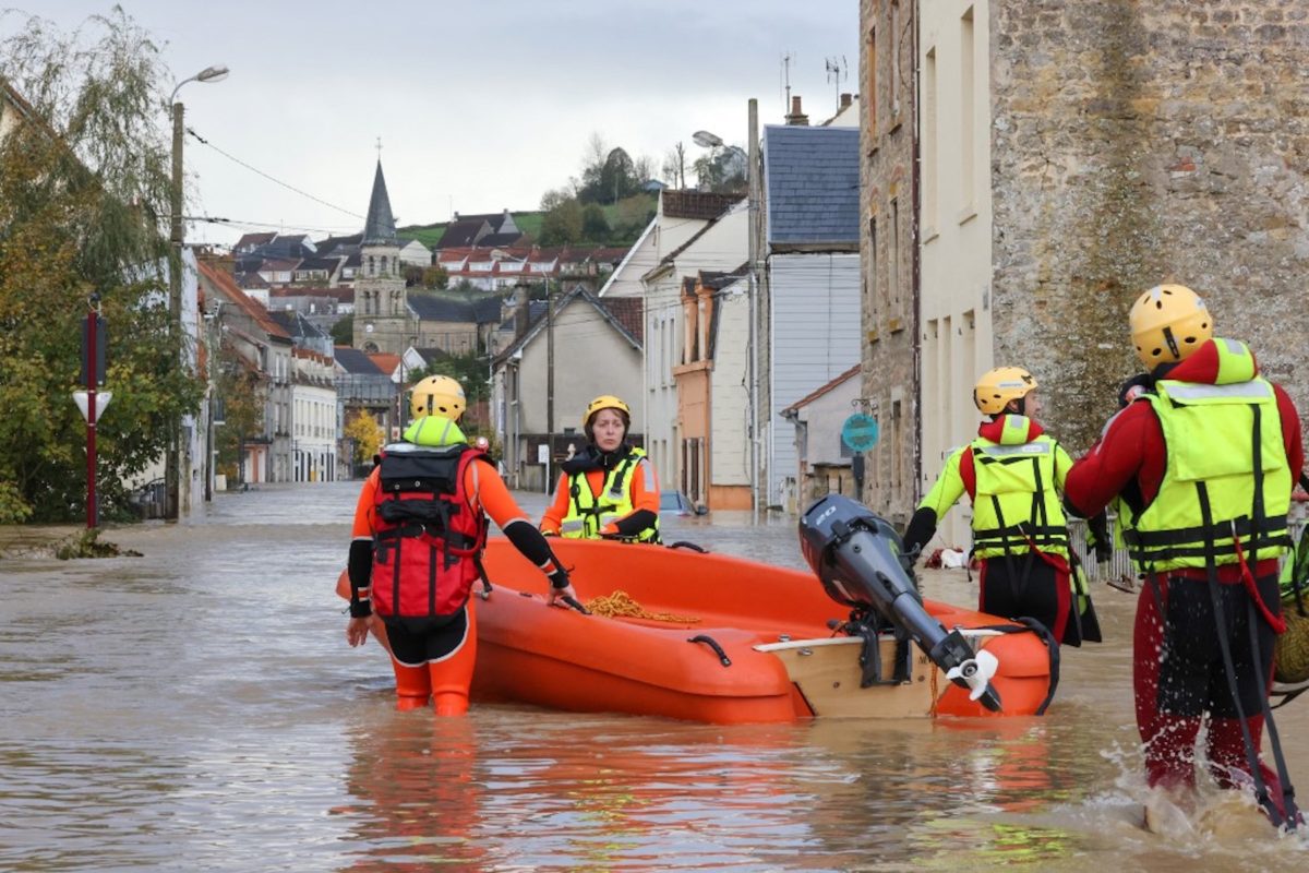 Des crues historiques de la Liane et de l’Aa ont entraîné l’inondation de vastes zones du Pas-de-Calais. Les pompiers réalisent des opérations de sauvetage pour évacuer les maisons