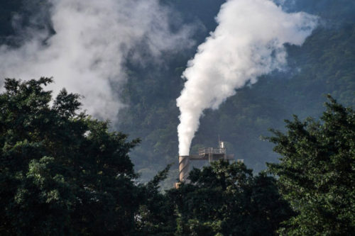 Une cheminée d'usine fume dans le complexe industriel de Cubatao, dans l'État de Sao Paulo, au Brésil En 2021. Les émissions du Brésil ont augmenté sous la direction de l'ancien président d'extrême droite Jair Bolsonaro, effaçant les progrès récents pour revenir aux niveaux d'il y a plus de 15 ans. , indique un rapport jeudi 23 novembre 2023, exhortant le pays à augmenter ses objectifs de réduction des émissions de carbone.Crédit NELSON ALMEIDA / AFP