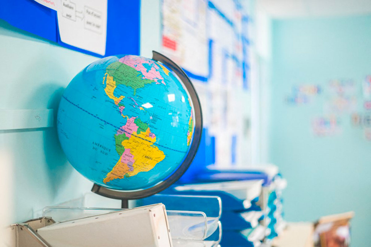 Globe terrestre dans une salle d'école primaire, Crédit Stephane Ferrer Yulianti / Hans Lucas. Stephane FERRER / Hans Lucas / Hans Lucas via AFP