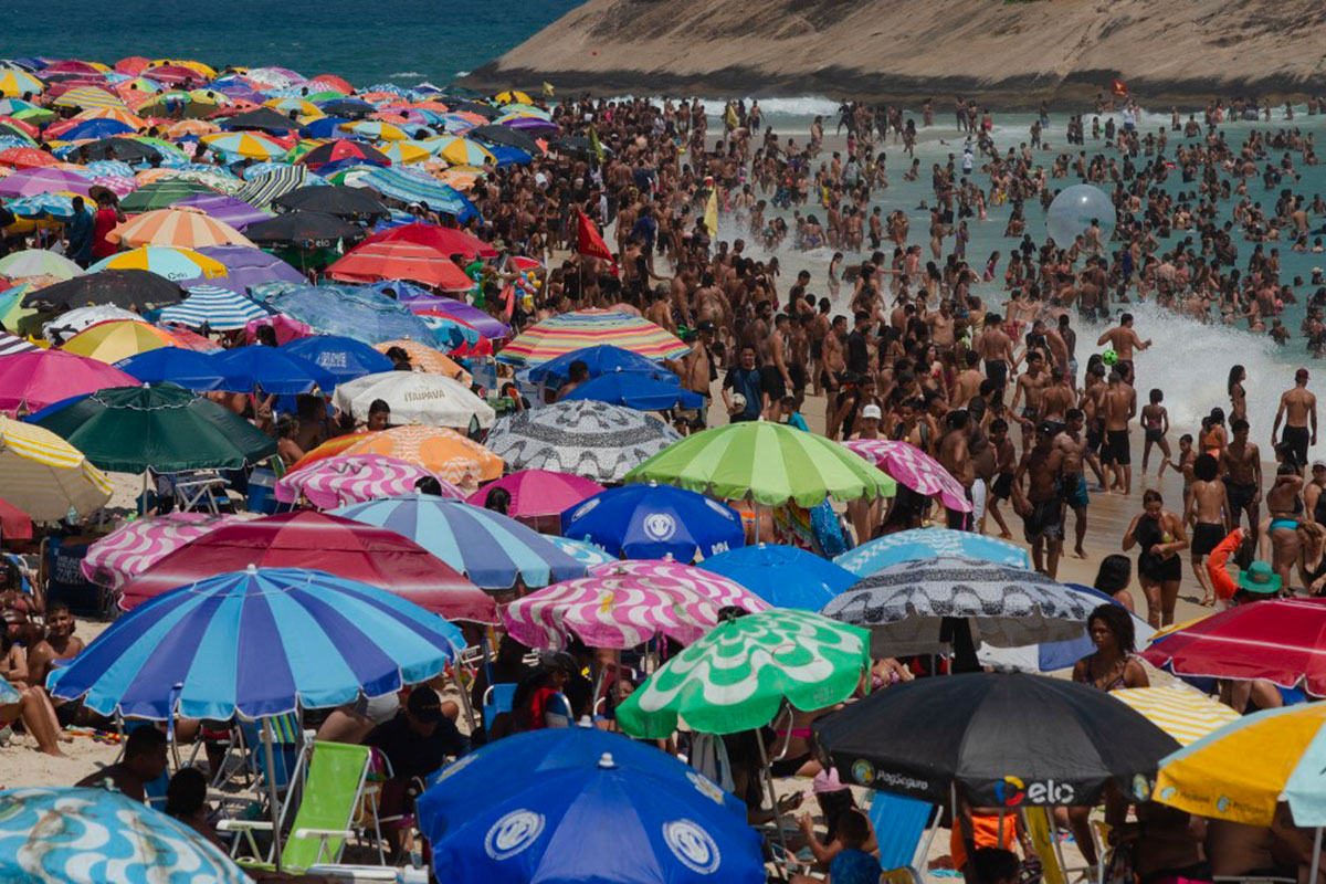 Pour lutter contre la chaleur, les plages sont prises d'assaut. Crédit TERCIO TEIXEIRA / AFP