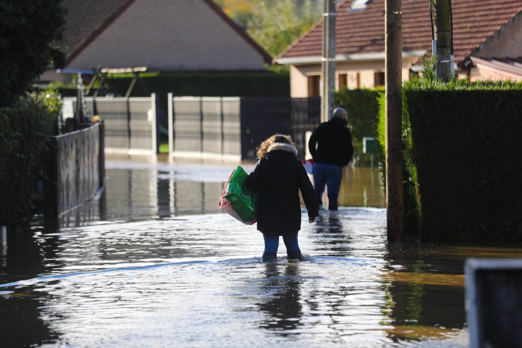 Le débordement de cours d'eau lors d'une crue provoque des inondations qui apparaissent en quelques jours, voire quelques heures comme c’est le cas dans le Pas-de-Calais, et durent généralement d'une journée à plusieurs semaines