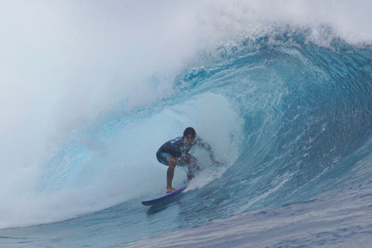 Le surfeur brésilien Gabriel Medina surfe sur une vague lors de la finale masculine de la Tahiti World Surf League, Crédit JEROME BROUILLET / AFP