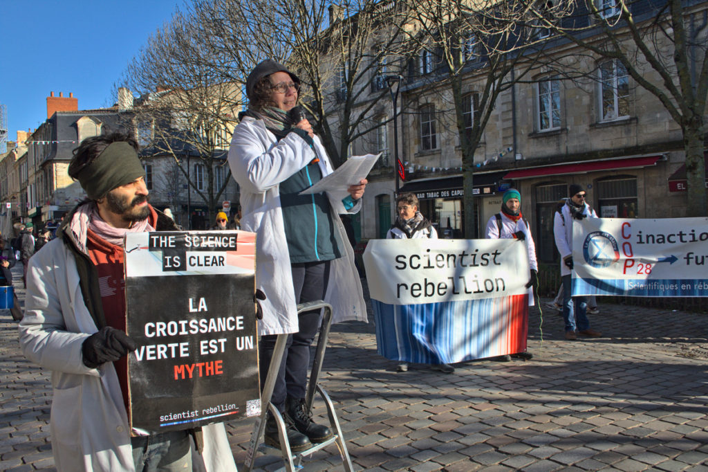 Dimanche 3 décembre, jour de clôture de la COP alternative, une trentaine de Scientifiques en rébellion ont donné des conférences dans les rues de Bordeaux