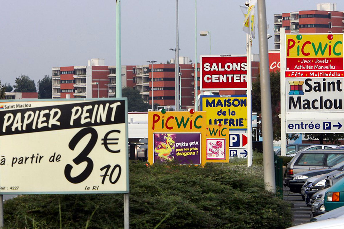 Exemples de panneaux publicitaires à Lille, en 2005. Crédit PHILIPPE HUGUEN / AFP