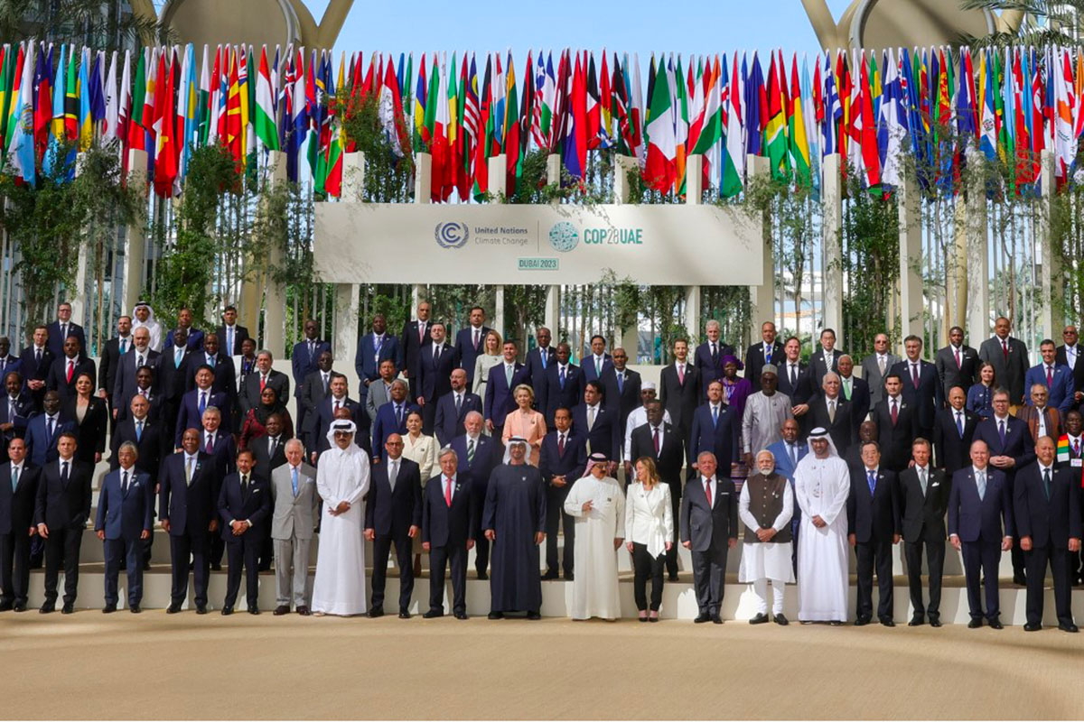 Les dirigeants et délégués du monde entier posent pour une photo de famille lors du sommet des Nations Unies sur le climat COP28 à Dubaï le 1er décembre 2023. Crédit GIUSEPPE CACACE / AFP