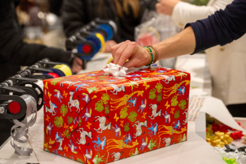Emballage de cadeaux à Noël. Crédit STEFAN PUCHNER / DPA / DPA PICTURE-ALLIANCE VIA AFP