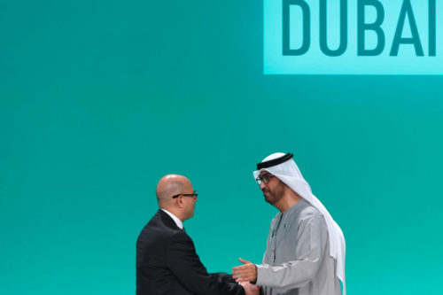 Le président de la COP28 , Sultan Ahmed Al Jaber (à droite), et le secrétaire exécutif de la Convention-cadre des Nations Unies sur les changements climatiques (CCNUCC), Simon Stiell, se serrent la main lors d'une séance plénière lors du sommet des Nations Unies sur le climat à Dubaï le 13 décembre 2023. Crédit GIUSEPPE CACACE / AFP