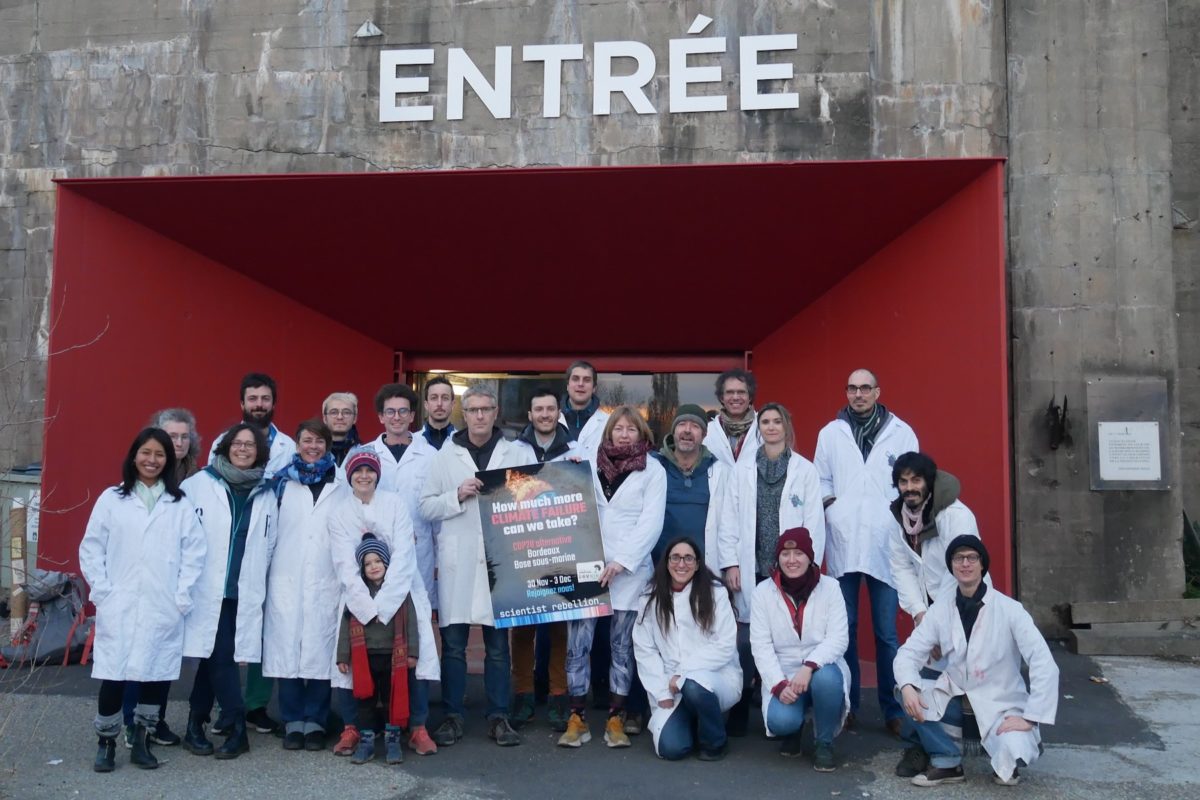 Le collectif « Scientifiques en rébellion » devant l’entrée de la base sous-marine de Bordeaux, lors de la COP28 alternative