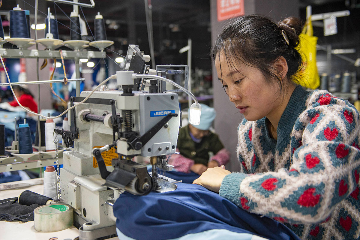 Des travailleurs produisent des vêtements dans un atelier d'une entreprise de confection à Qiandongnan, en Chine. Crédit CFOTO/Sipa USA/SIPA