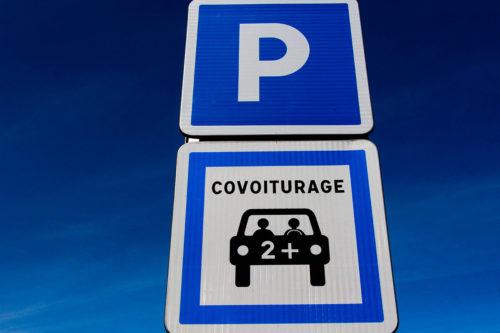 Panneau qui informe d'un parking de covoiturage dans la Sarthe, Crédit GILE Michel/SIPA