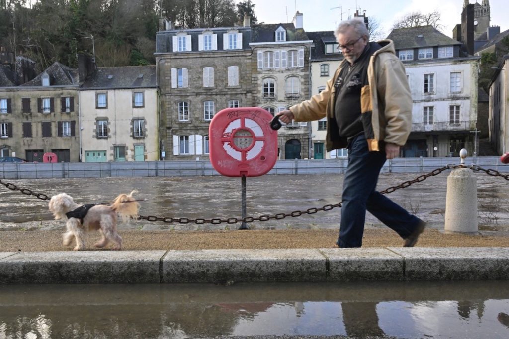 Le département du Finistère est placé en vigilance orange crue et pluie-inondation. À Quimperlé, la rivière Laïta sort de son lit sous le regard des habitants. Une digue a été dressée en vue de les protéger