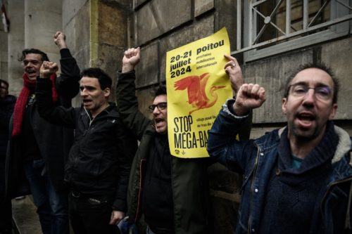 Les militants écologiste après le verdict, devant le tribunal correctionnel de Niort, le 17 janvier 2023