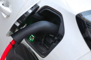 Prise de borne de recharge rapide pour voiture électrique à Nice. Crédit SYSPEO/SIPA