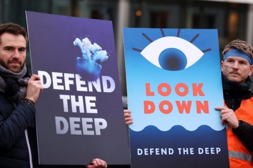 Un rassemblement pour stopper le deep sea mining devant le Parlement européen en mars 2023