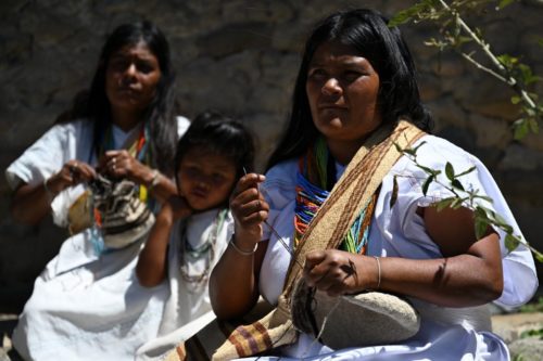 Des femmes indigènes Arhuaco tissent à Nabusimake dans la Sierra Nevada de Santa Marta, en Colombie