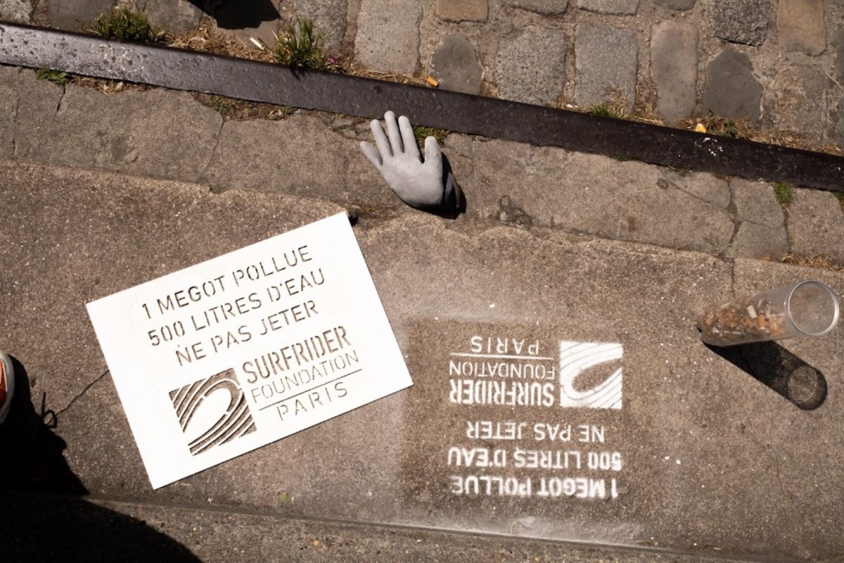 Opération de collecte de mégots organisée par Surfrider à Paris