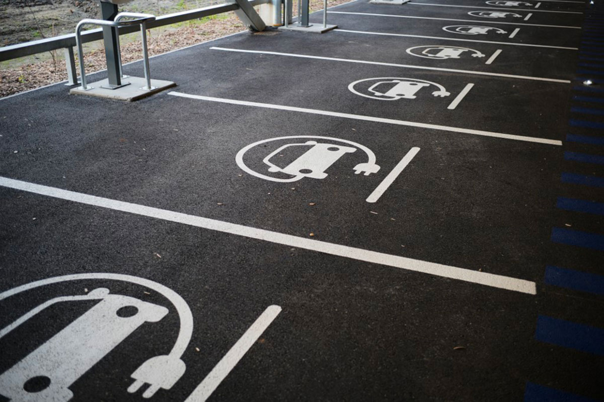 Places de stationnement pour voitures électriques, Crédit MATHIEU THOMASSET / HANS LUCAS / HANS LUCAS VIA AFP